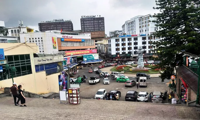 Cầu thang chợ Hòa Bình rất ít du khách đi dạo.