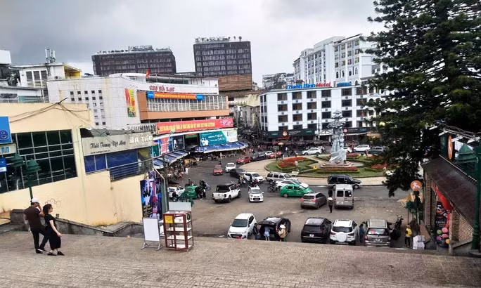 Cầu thang chợ Hòa Bình rất ít du khách đi dạo.