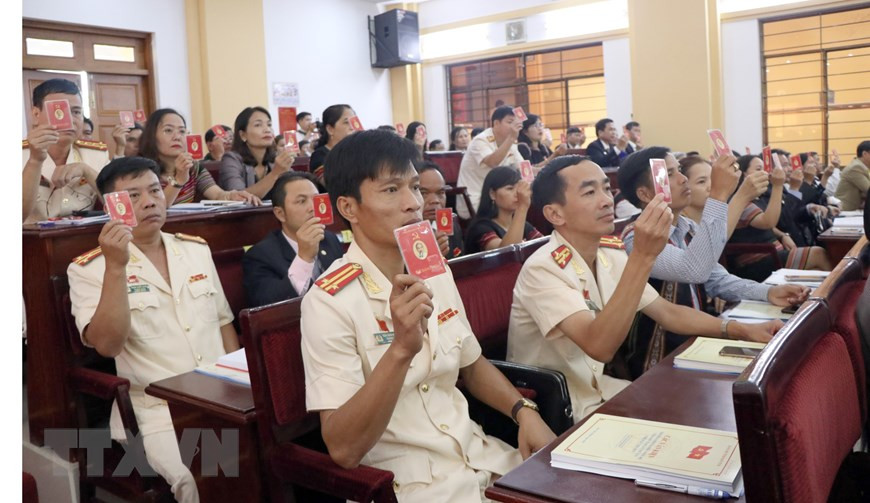 Đại biểu biểu quyết tại đại hội. (Ảnh: Cao Nguyên/TTXVN)