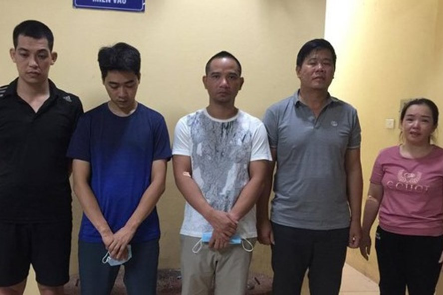 5 đối tượng trong đường dây cá độ nghìn tỉ vừa bị Phòng Cảnh sát hình sự Hà Nội bắt giữ. Ảnh: H.Phong. 5 đối tượng trong đường dây cá độ nghìn tỉ vừa bị Phòng Cảnh sát hình sự Hà Nội bắt giữ. Ảnh: H.Phong.