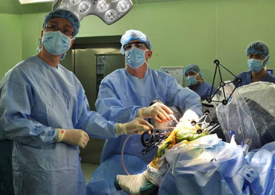  Hệ thống robot Mako dùng trong phẫu thuật khớp tại Bệnh viện Bạch Mai, đưa vào sử dụng cùng thời điểm với robot Rosa - Ảnh: website Bệnh viện Bạch Mai