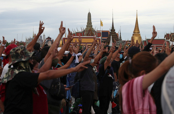 Người biểu tình giơ 3 ngón tay thể hiện 3 yêu sách cơ bản của họ: chính phủ hiện tại từ chức, hiến pháp được viết lại và hạn chế quyền lực của hoàng gia - Ảnh: REUTERS