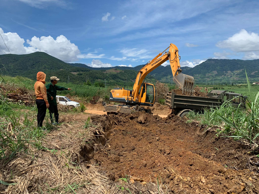 Cán bộ xã và thôn thường xuyên đến hiện trường giám sát việc thi công mở rộng, cứng hóa các con đường nhằm đảm bảo chất lượng. Ảnh: Hồng Thương Cán bộ xã và cán bộ các thôn thường xuyên đến hiện trường để giám sát việc thi công mở rộng, cứng hóa các con đường nhằm đảm bảo chất lượng. Ảnh: Hồng Thương