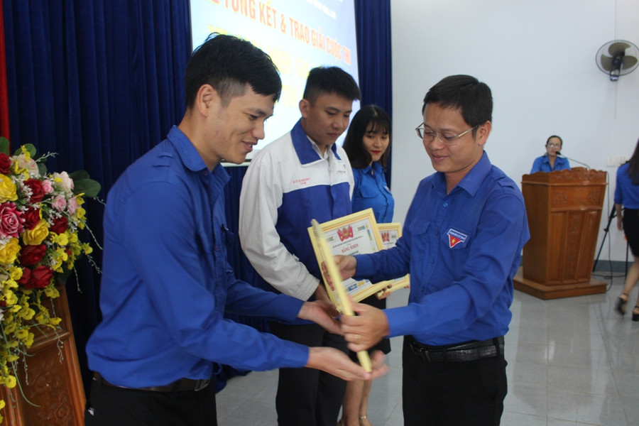 Anh Nguyễn Hoàng Phong-Bí thư Tỉnh Đoàn-trao giải cho các tập thể xuất sắc. Ảnh: Thủy Bình