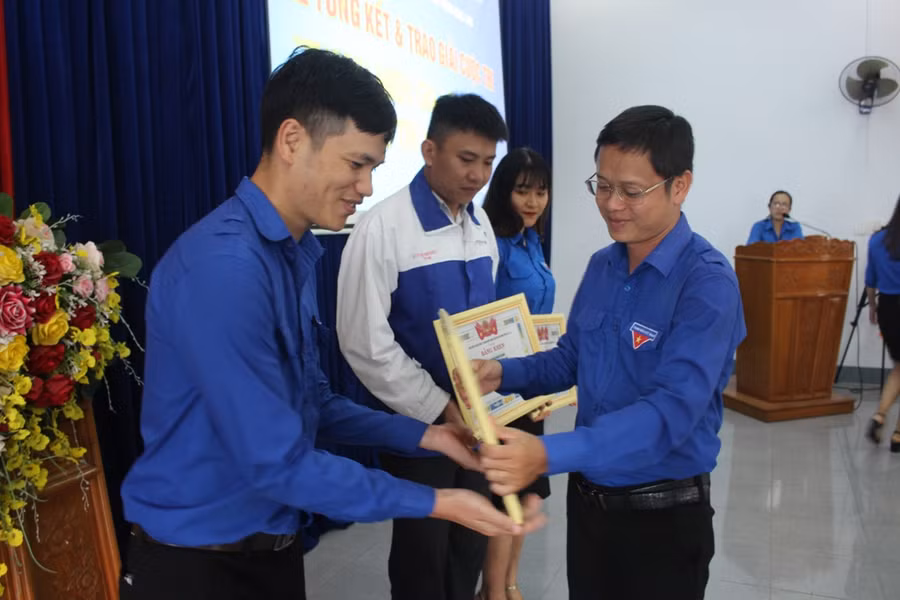 Anh Nguyễn Hoàng Phong-Bí thư Tỉnh Đoàn-trao giải cho các tập thể xuất sắc. Ảnh: Thủy Bình