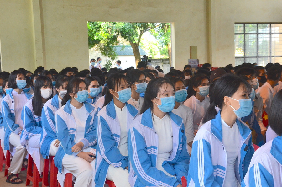 Thực hiện nghiêm biện pháp phòng-chống dịch Covid-19 và bệnh bạch hầu, học sinh Trường THPT Ya Ly (huyện Chư Păh) tham gia lễ khai giảng đều chấp hành đeo khẩu trang. Ảnh: Phương Linh Thực hiện nghiêm biện pháp phòng chống dịch Covid-19 và bệnh bạch hầu, học sinh Trường THPT Ya Ly (huyện Chư Păh) tham gia lễ khai giảng đều chấp hành đeo khẩu trang. Ảnh: Phương Linh
