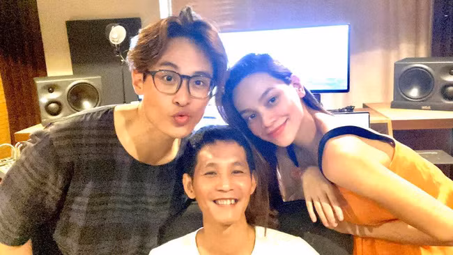 Hồ Ngọc Hà đặt lịch hẹn với đồng nghiệp và khán giả: “Mai nhé, Love songs được livestream tối cuối cùng. Nhiều kỷ niệm, nhiều bài hát hay sẽ hát với hai người đàn ông Hà yêu quý. Anh Hoài Sa và Hà Anh Tuấn”.