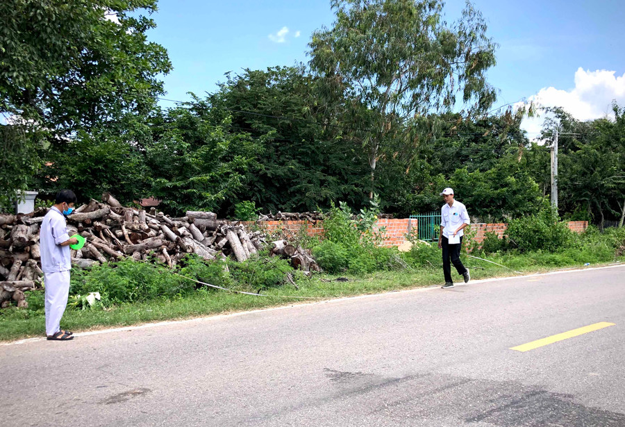 Chính quyền địa phương và công chức Sở GT-VT đo đạc hiện trạng công trình vi phạm hành lang ATGT. Ảnh: Lê Hòa Chính quyền địa phương và công chức Sở Giao thông-Vận tải đo đạc hiện trạng công trình vi phạm hành lang an toàn giao thông. Ảnh: Lê Hòa