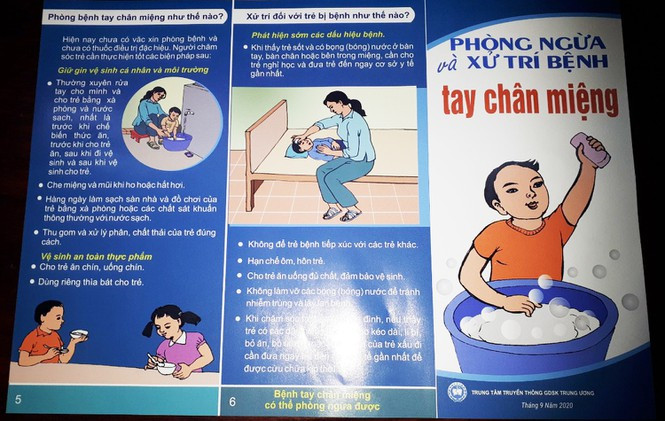 Cấp phát tờ gấp hướng dẫn phòng ngừa bệnh. Cấp phát tờ gấp hướng dẫn phòng ngừa bệnh.