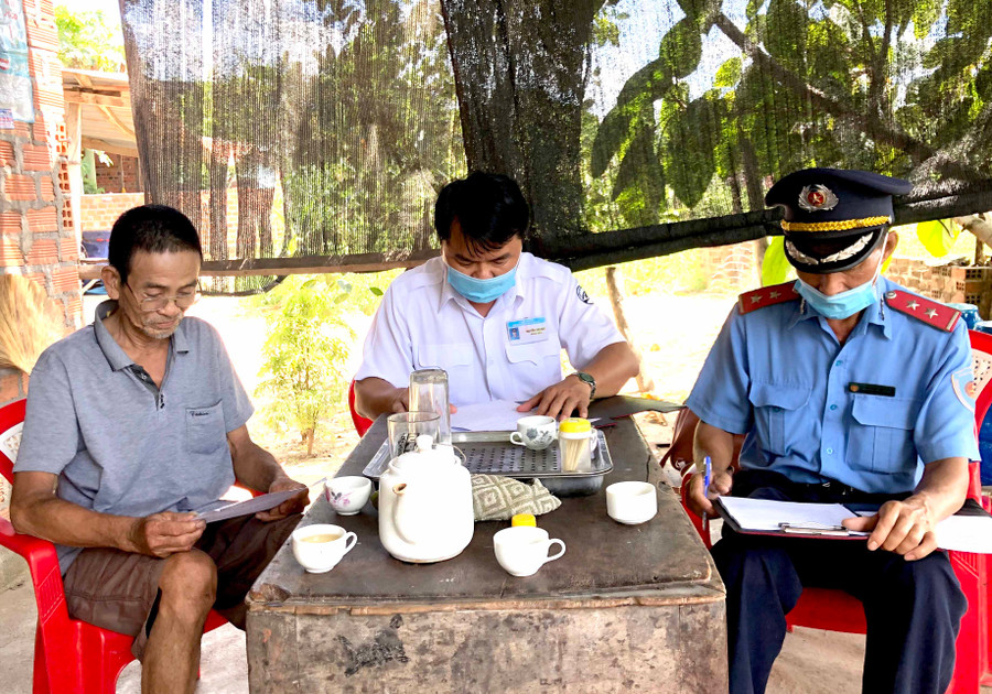 Thanh tra Sở GT-VT trao đổi với ông Nguyễn Chất Hưng (buôn Ka Tô, xã Chư Gu, huyện Krông Pa) về công trình quán tạm xây dựng trong hành lang ATGT. Ảnh: Lê Hòa  Thanh tra Sở GT-VT trao đổi với ông Nguyễn Chất Hưng (buôn Ka Tô, xã Chư Gu, huyện Krông Pa) về công trình quán tạm xây dựng trong hành lang atgt. Ảnh: Lê Hòa