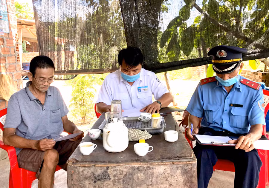  Thanh tra Sở GT-VT trao đổi với ông Nguyễn Chất Hưng (buôn Ka Tô, xã Chư Gu, huyện Krông Pa) về công trình quán tạm xây dựng trong hành lang atgt. Ảnh: Lê Hòa 