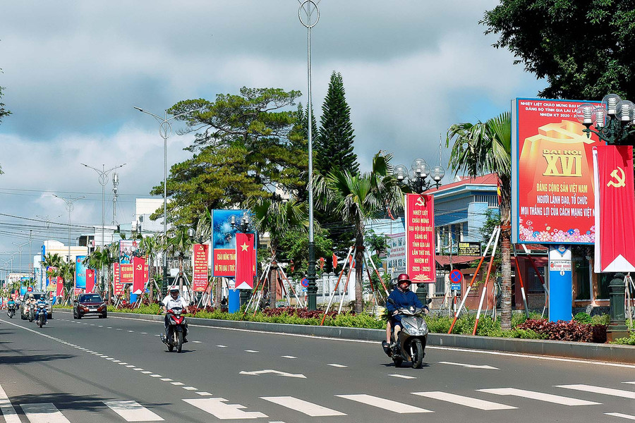 Thành phố Pleiku rực rỡ cờ hoa hướng về Đại hội đại biểu Đảng bộ tỉnh lần thứ XVI (nhiệm kỳ 2020-2025). Ảnh: Đức Thụy  Thành phố Pleiku rực rỡ cờ hoa hướng về Đại hội đại biểu Đảng bộ tỉnh lần thứ XVI (nhiệm kỳ 2020-2025). Ảnh: Đức Thụy