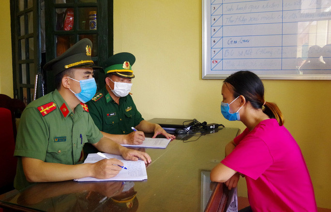 Lực lượng chức năng lấy lời khai của Nguyễn Thị Mỹ Xoan... Lực lượng chức năng lấy lời khai của Nguyễn Thị Mỹ Xoan...