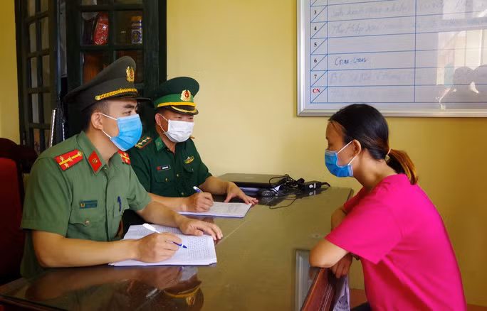 Lực lượng chức năng lấy lời khai của Nguyễn Thị Mỹ Xoan...