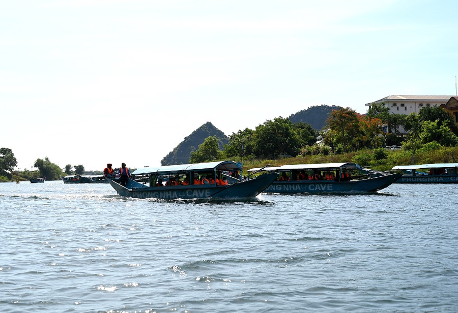 Thuyền máy chở khách du lịch chạy xuôi ngược san sát trên sông vào khám phá động Phong Nha. Thuyền máy chở khách du lịch chạy xuôi ngược san sát trên sông vào khám phá động Phong Nha.