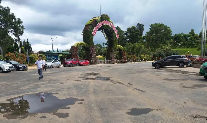 Vườn hoa thành phố cũng không có du khách tham quan.