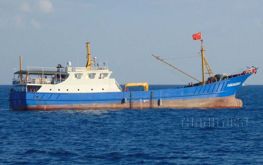 Tàu vỏ sắt Quỳnh Hải Ngư 82033, lượng giãn nước 300 tấn tại Trường Sa, năm 2014. ẢNH: MAI THANH HẢI