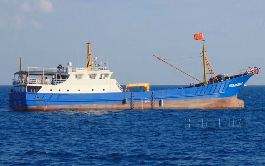 Tàu vỏ sắt Quỳnh Hải Ngư 82033, lượng giãn nước 300 tấn tại Trường Sa, năm 2014. ẢNH: MAI THANH HẢI