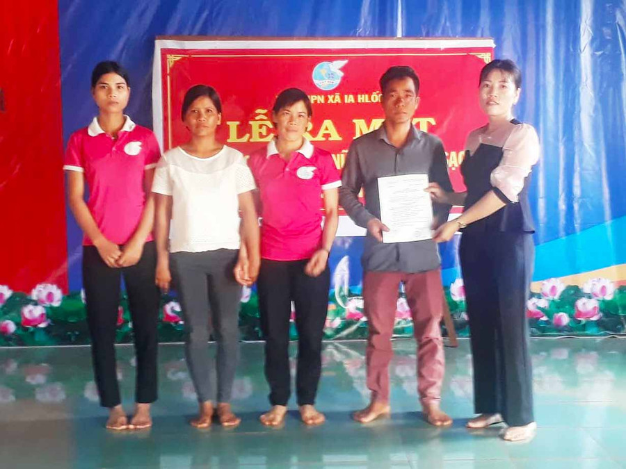 Ra mắt mô hình Chi hội phụ nữ “ 5 không, 3 sạch” xây dựng nông thôn mới. Ảnh: Anh Quân 