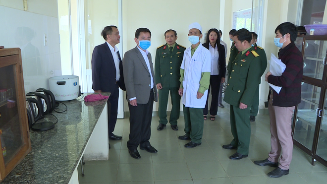 Ông Phan Văn Đa, Phó chủ tịch UBND tỉnh Lâm Đồng (thừ 2 trái sang) kiểm tra nhà bếp khu cách ly thuộc Ban chỉ huy quân sự tỉnh Lâm Đồng ẢNH: LÂM VIÊN