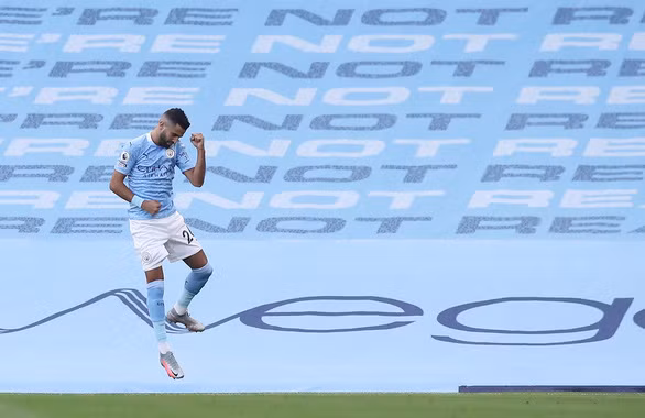 Riyad Mahrez ăn mừng bàn mở tỉ số cho Man City - Ảnh: REUTERS