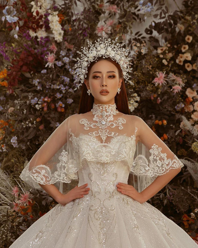 Chia tay bạn trai không lâu, Phương Oanh diện váy cô dâu than thở: “Hóa đá chờ người đến rước”.