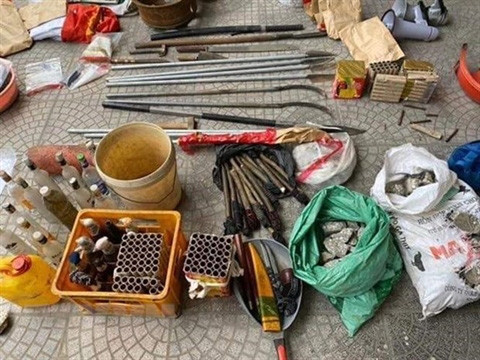Các đối tượng trong nhóm do Lê Đình Kình, Lê Đình Công và một số người khác cầm đầu đã chuẩn bị rất nhiều vũ khí, vật liệu nổ để chống trả lực lượng chức năng khi đang thi hành nhiệm vụ tại xã Đồng Tâm. Các đối tượng trong nhóm do Lê Đình Kình, Lê Đình Công và một số người khác cầm đầu đã chuẩn bị rất nhiều vũ khí, vật liệu nổ để chống trả lực lượng chức năng khi đang thi hành nhiệm vụ tại xã Đồng Tâm.