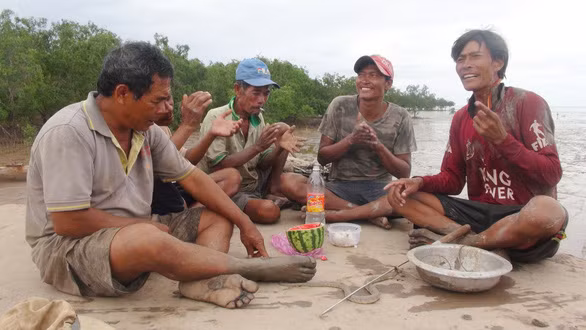 Vui vẻ bên nhau để quên vất vả tay lấm chân bùn - Ảnh: TRẦN HÀ