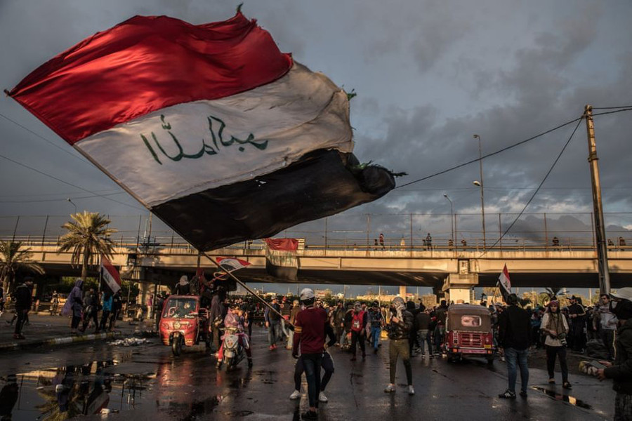 Tác phẩm "Iraq: Một trăm ngày của Thawra" của phóng viên ảnh báo The Washington Post Emilienne Malfatto. Bức ảnh được tác giả chụp tại một cuộc biểu tình tại Baghdad, ngày 21/1. Tác phẩm
