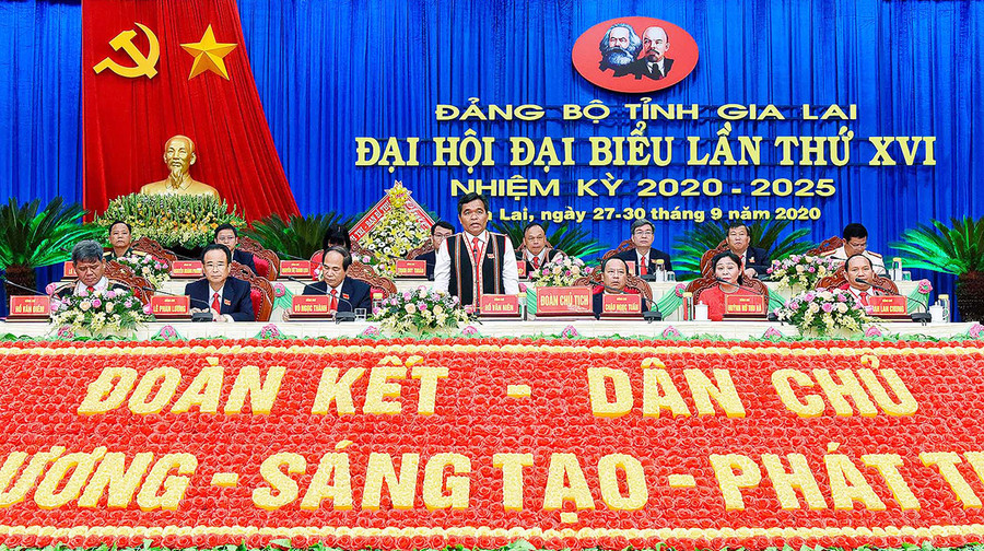  Đoàn Chủ tịch điều hành Đại hội gồm 15 đồng chí. Ảnh: Đức Thụy