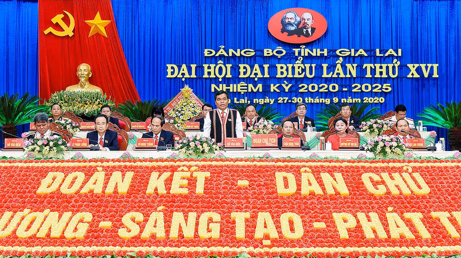  Đoàn Chủ tịch điều hành Đại hội gồm 15 đồng chí. Ảnh: Đức Thụy