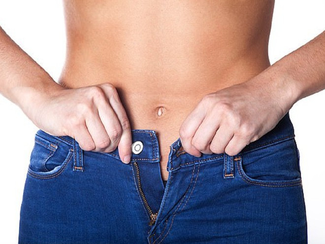 Mặc quần jeans quá chật có thể gây áp lực lên lưng và gây đau ẢNH: SHUTTERSTOCK