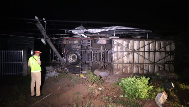 Lật xe khách giường nằm giữa đêm, hàng chục người bị thương - ẢNH: HOÀNG GIÁP Lật xe khách giường nằm giữa đêm, hàng chục người bị thương - ẢNH: HOÀNG GIÁP