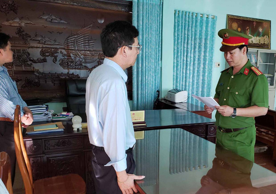 Tống đạt quyết định khởi tố bị can và bắt tạm giam ông Nguyễn Hồng Lam-nguyên Chủ tịch UBND huyện Đức Cơ. Ảnh: Lê Gia 