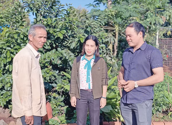 Ông Nguyễn Đức Anh (bìa phải; làng Tuơh Klah, xã Glar, huyện Đak Đoa) luôn nhiệt tình trong mọi hoạt động, công tác. Ảnh: Phương Linh