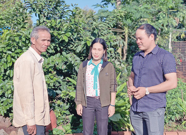 Ông Nguyễn Đức Anh (bìa phải; làng Tuơh Klah, xã Glar, huyện Đak Đoa) luôn nhiệt tình trong mọi hoạt động, công tác. Ảnh: Phương Linh