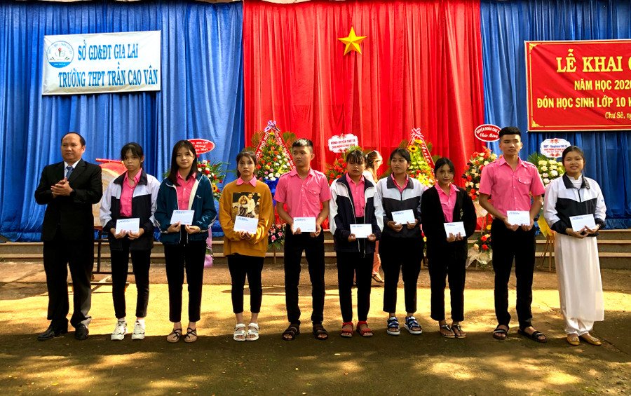 Đồng chí Rah Lan Chung-Ủy viên Ban Thường vụ Tỉnh ủy, Trưởng ban Nội chính Tỉnh ủy trao 10 suất học bổng Nay Der cho các em học sinh Trường THPT Trần Cao Vân. Ảnh: Lê Hòa Ông Rah Lan Chung trao tặng 10 suất học bổng Nay Der cho các em học sinh Trường THPT Trần Cao Vân. Ảnh: Lê Hòa