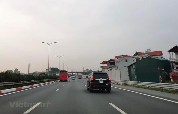  Phương tiện lưu thông trên đoan tuyến đường cao tốc. (Ảnh: Việt Hùng/Vietnam+)