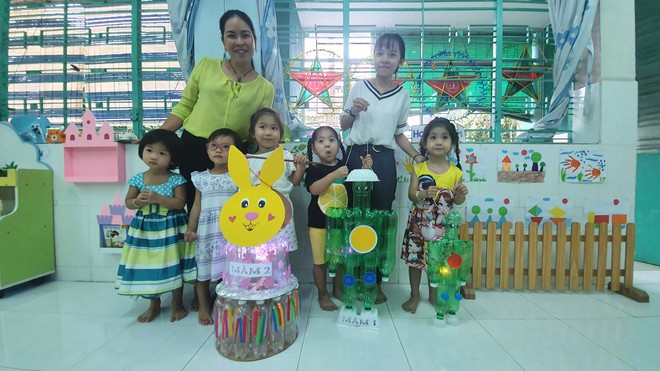 Cô và trò cùng nhau tạo ra những chiếc lồng đèn ngộ nghĩnh