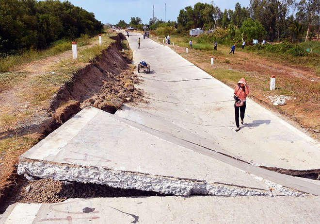 Điểm sạt lở tại tuyến đê biển Tây đoạn đi qua Kênh Mới hướng về Đá Bạc ngày 18.2 ẢNH: GIA BÁCH