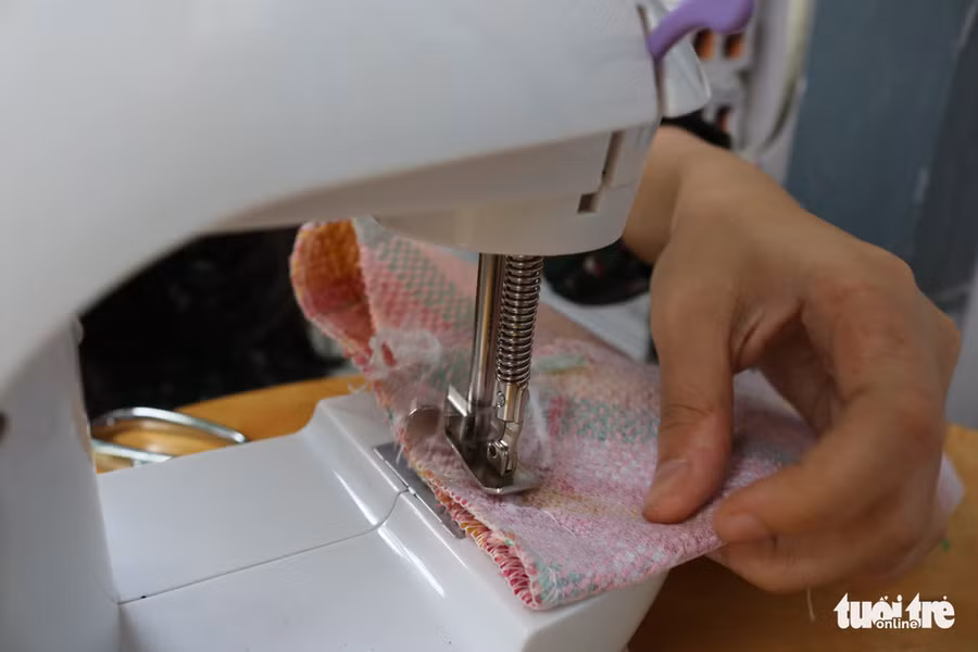 Loại vải đặc biệt này được may, cắt, tạo hình rất dễ, không dễ rách và nhăn như các dạng vải thông thường - Ảnh: HOÀNG AN