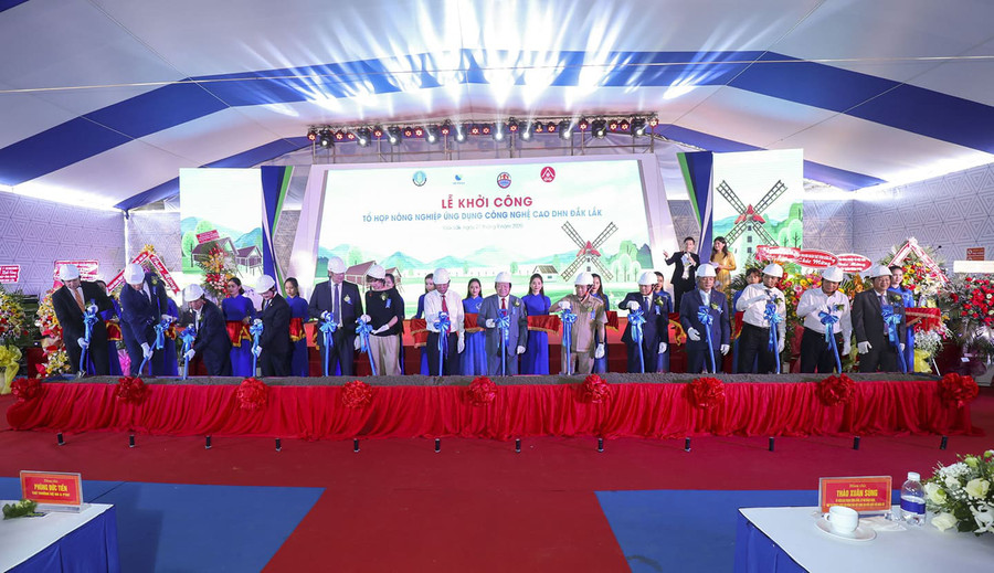 Lãnh đạo Trung ương Hội Nông dân Việt Nam, Bộ NNPTNT, Đại sứ quán Hà Lan và đại diện liên doanh thực hiện nghi thức khởi công Tổ hợp Nông nghiệp công nghệ cao DHN Đắk Lắk. Ảnh: Nguyễn Chương