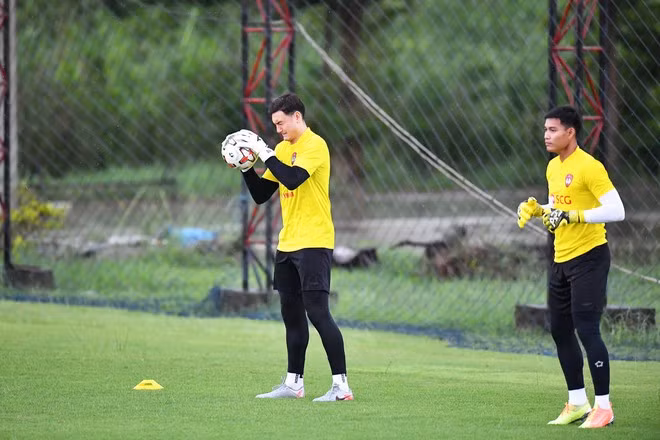 Văn Lâm (trái) trở lại vị trí số 1 trong khung gỗ CLB Muangthong United MUANGTHONG UNITED