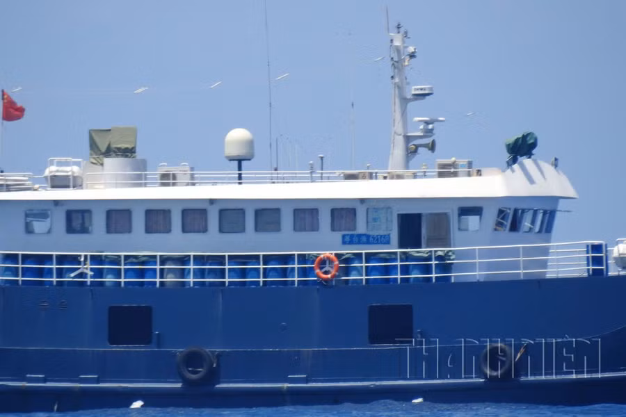 Trên cột hành trình nóc buồng lái, gắn camera zoom xa, hệ thống giám sát hành trình và rada. Phía sau cột là thiết bị thu phát vệ tinh và thiết bị lạ, được bọc vải bạt quân sự ẢNH: MAI THANH HẢI