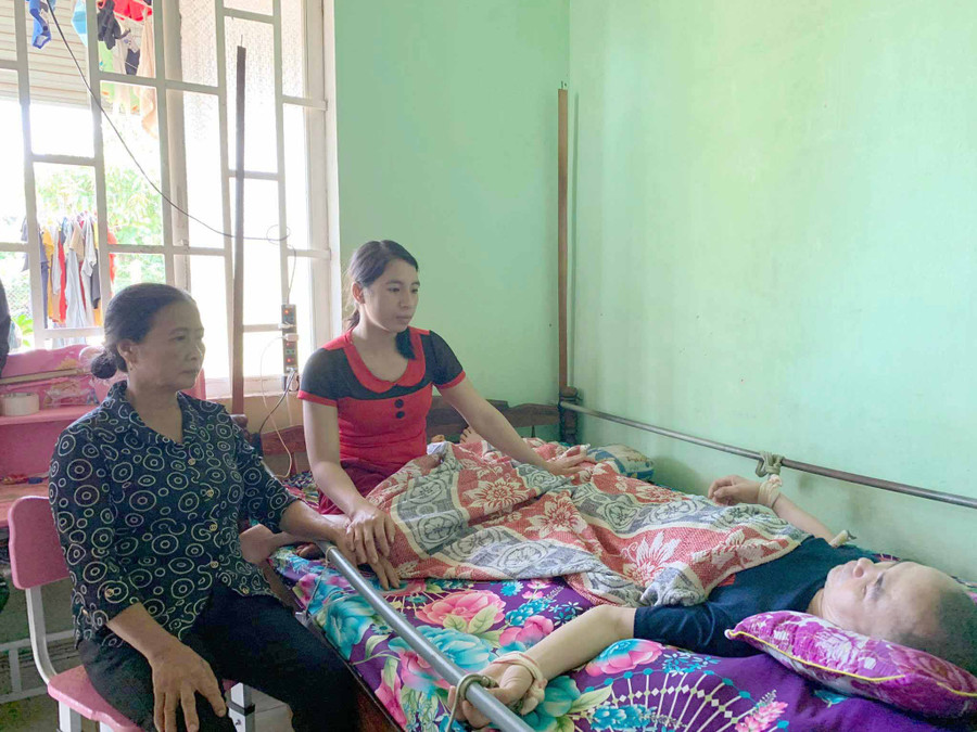 Bà Nguyễn Thị Từ (bìa trái, thôn Đồng Tâm, xã Bàu Cạn, huyện Chư Prông) hỗ trợ mỗi tháng 10 kg gạo và 200 ngàn đồng tiền mặt cho gia đình chị Phạm Thị Tuyên. Ảnh: Hồng Thương