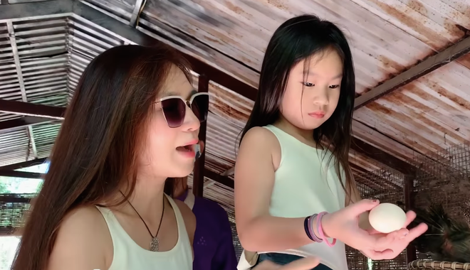 Con gái Lý Hải khoe khoảnh khắc đáng yêu khi cùng mẹ thu hoạch trứng gà ẢNH: CHỤP MÀN HÌNH