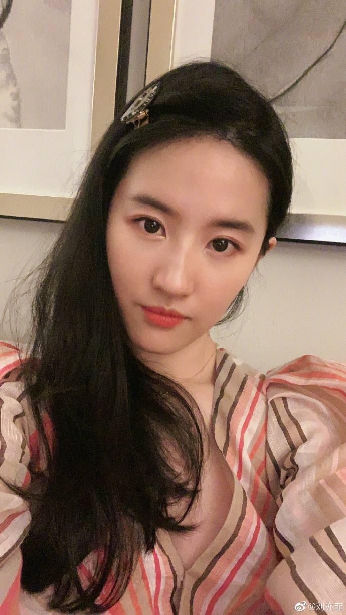 Hình ảnh mặt mộc mới nhất được Lưu Diệc Phi đăng tải trên trang mạng xã hội cá nhân.  Hình ảnh mặt mộc mới nhất được Lưu Diệc Phi đăng tải trên trang mạng xã hội cá nhân.