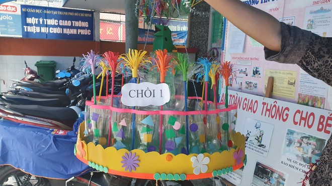 Lồng đèn vườn hoa. Các bé tự cắt những bông hoa tua rua tượng trưng cho chính mình ẢNH: TẤN ĐẠT