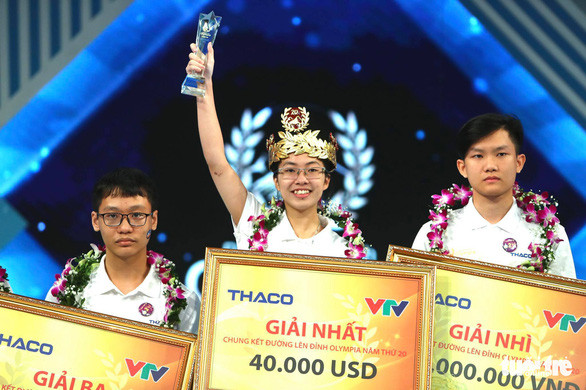 Nhà vô địch Olympia 2020 Nguyễn Thị Thu Hằng đội chiếc vòng nguyệt quế đặc biệt được chế tác tinh xảo - Ảnh: NGUYỄN KHÁNH