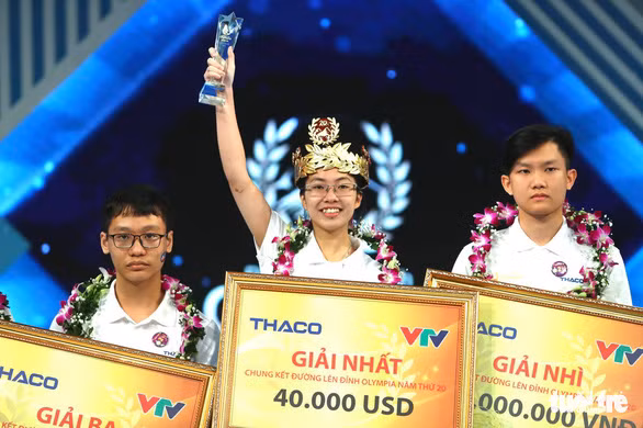 Nhà vô địch Olympia 2020 Nguyễn Thị Thu Hằng đội chiếc vòng nguyệt quế đặc biệt được chế tác tinh xảo - Ảnh: NGUYỄN KHÁNH